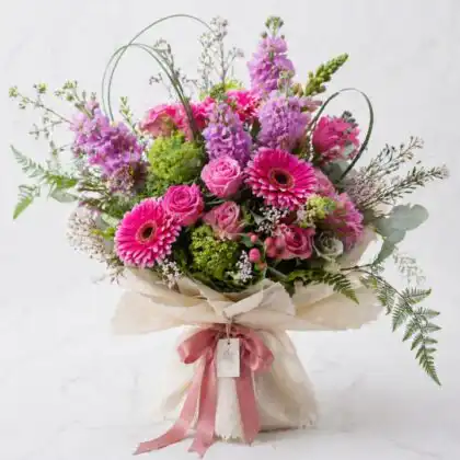 pink roses and hydrangea bouquet_